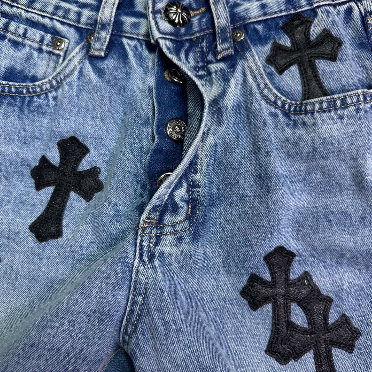 P290 GALLERY DEPT. & Croixin co-branded 2025 new limited-edition black large cross leather couple's bootcut jeans 🔥High version🔥High version🔥 Top ceiling quality Styles with different washed textures are very friendly to people with thin legs and thick legs. The bootcut version is very flattering to the leg shape. Moderate length that never goes out of style, easy and casual to match, basic styling for various styles, a must-have in the wardrobe! The fabric is stiff but also makes the upper body soft without losing texture. The washing process is even more perfect. It is a must-have item for everyone! ! ! Washed wheat, hang tag, pants label, three complete labels, color: blue, size: 28, 30, 32, 34, 36 (five sizes)